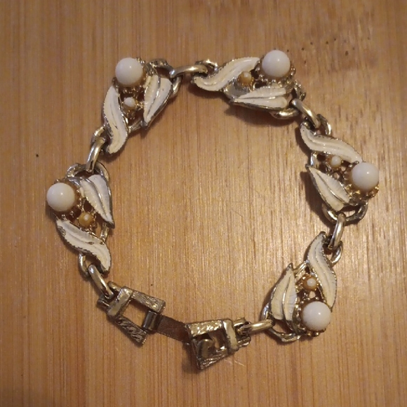 Jewelry - Elegant White and Gold Bracelet